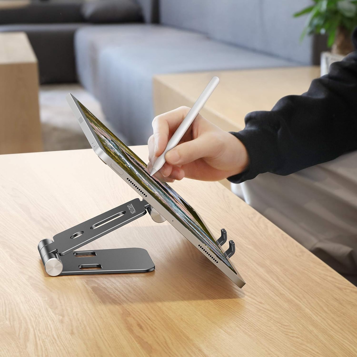 حامل هاتف محمول قابل للطي من OMOTON، حامل هاتف محمول C4 من الألومنيوم، قاعدة تثبيت هاتف قابلة للتعديل متوافقة مع iPhone 13/12/11 Pro Max وSamsung Galaxy والأجهزة اللوحية الصغيرة والهواتف الأخرى، أسود 