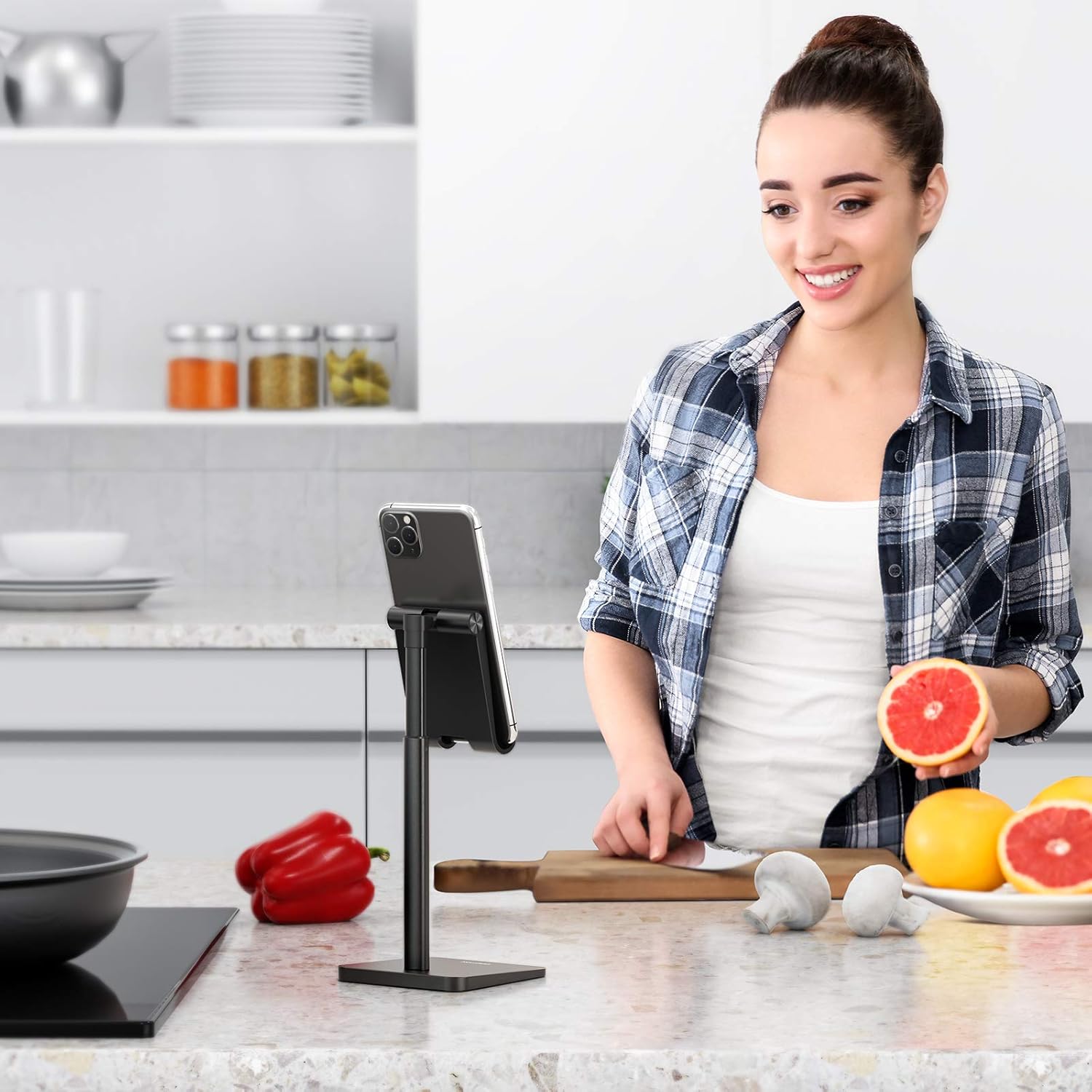 حامل هاتف محمول من OMOTON، حامل هاتف مكتبي بزاوية ارتفاع قابلة للتعديل لهاتف iPhone SE 2/11 / 11 Pro/XS Max/XR، وSamsung Galaxy S20 / S10 / S9 / S8 وهواتف أخرى (3.5-7.0 بوصة) 