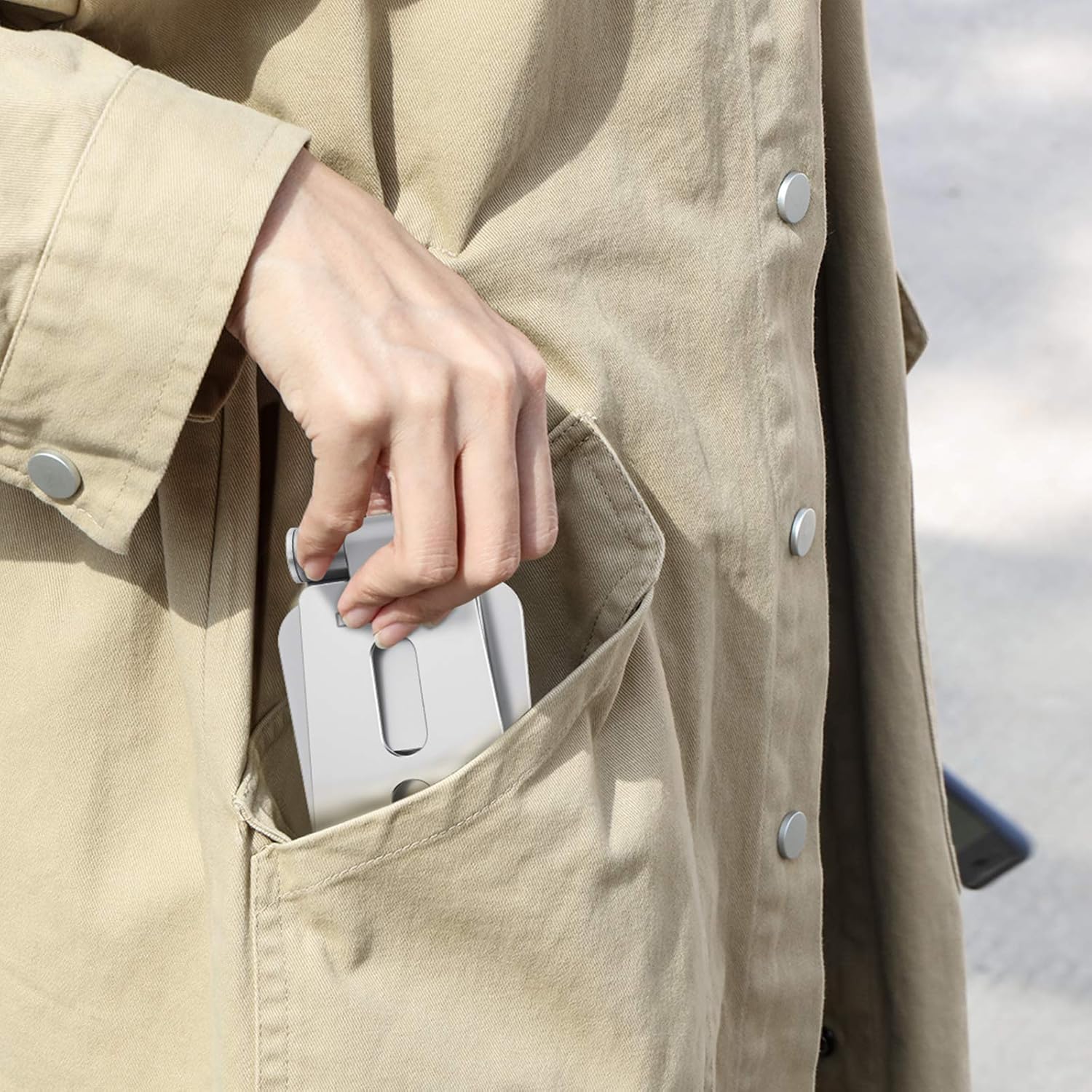 حامل هاتف محمول قابل للطي من OMOTON، حامل هاتف محمول C4 من الألومنيوم، قاعدة تثبيت قابلة للتعديل متوافقة مع iPhone 17/16/15 Pro Max Air، Samsung Galaxy، الأجهزة اللوحية الصغيرة، جميع الهواتف الذكية، فضي 